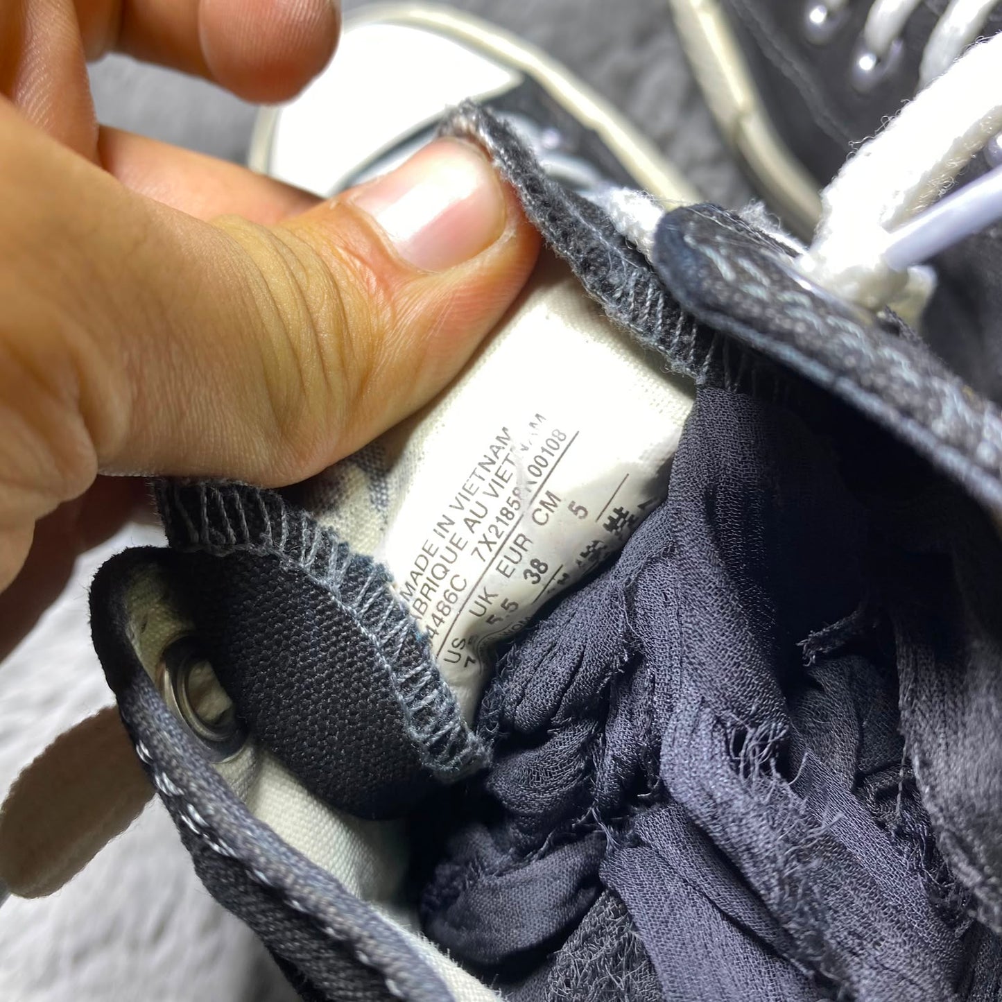 Converse ( Size 38 / 5.5 )
