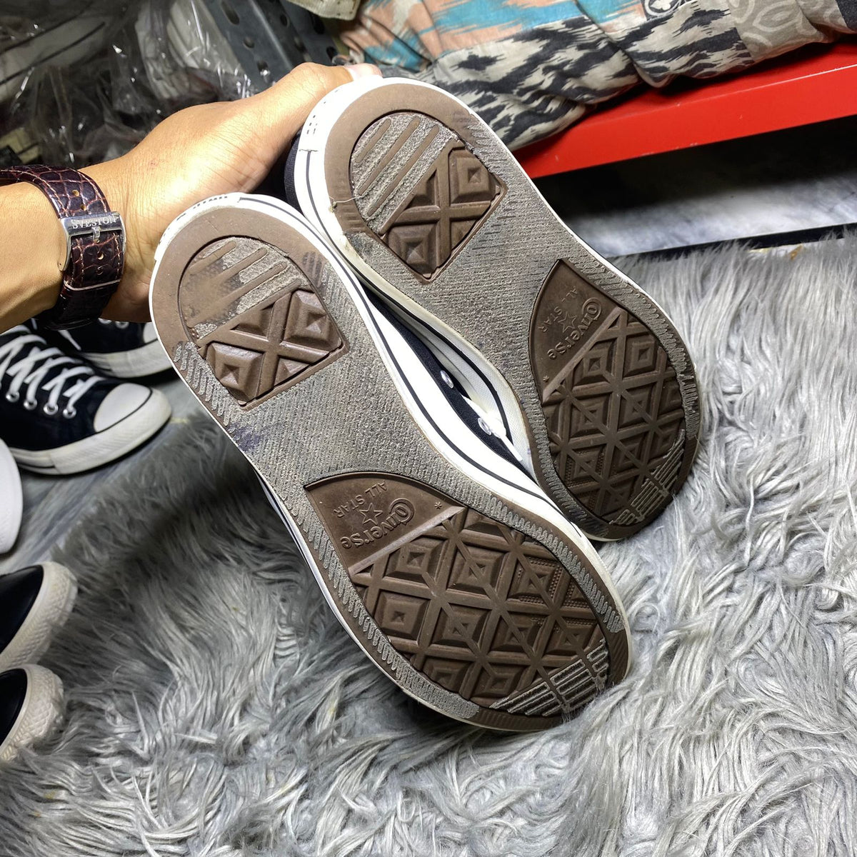 Converse ( Size 42 / 8.5 )