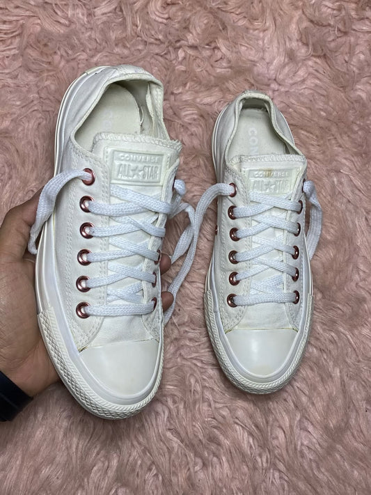 Converse ( Size 37.5 -38 / 5.5 )