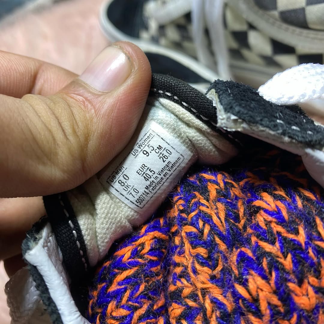 VANS ( Size 40.5-41 / 7-7.5 )