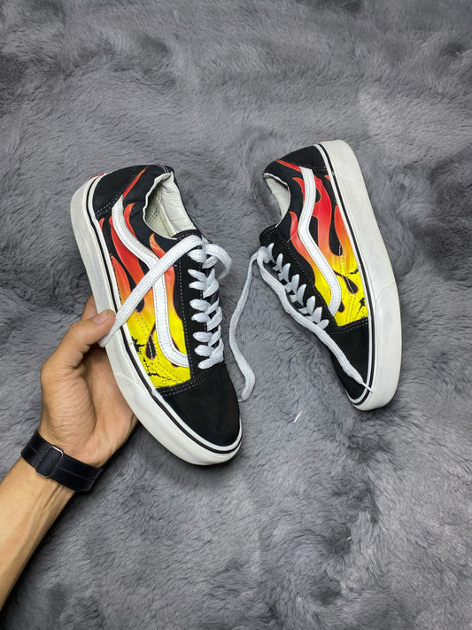 VANS ( Size 40.5-41 / 7-7.5 )