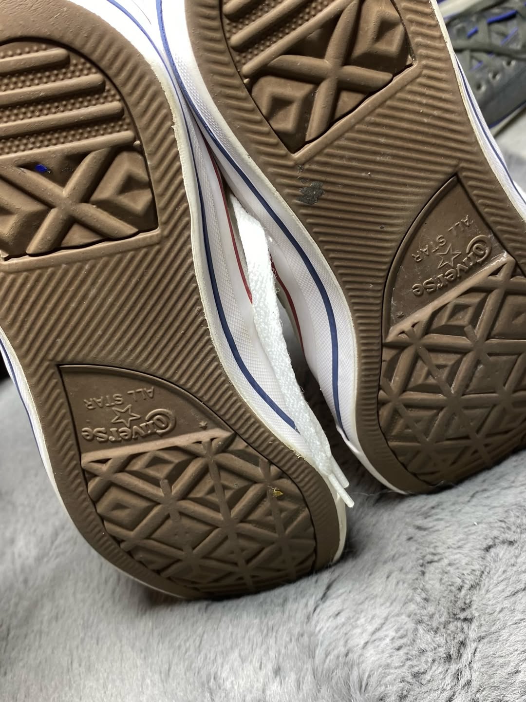 Converse ( Size 41.5 / 8 )