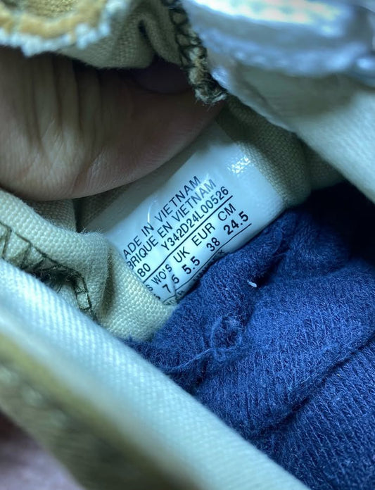 Converse ( Size 38 / 5.5 )