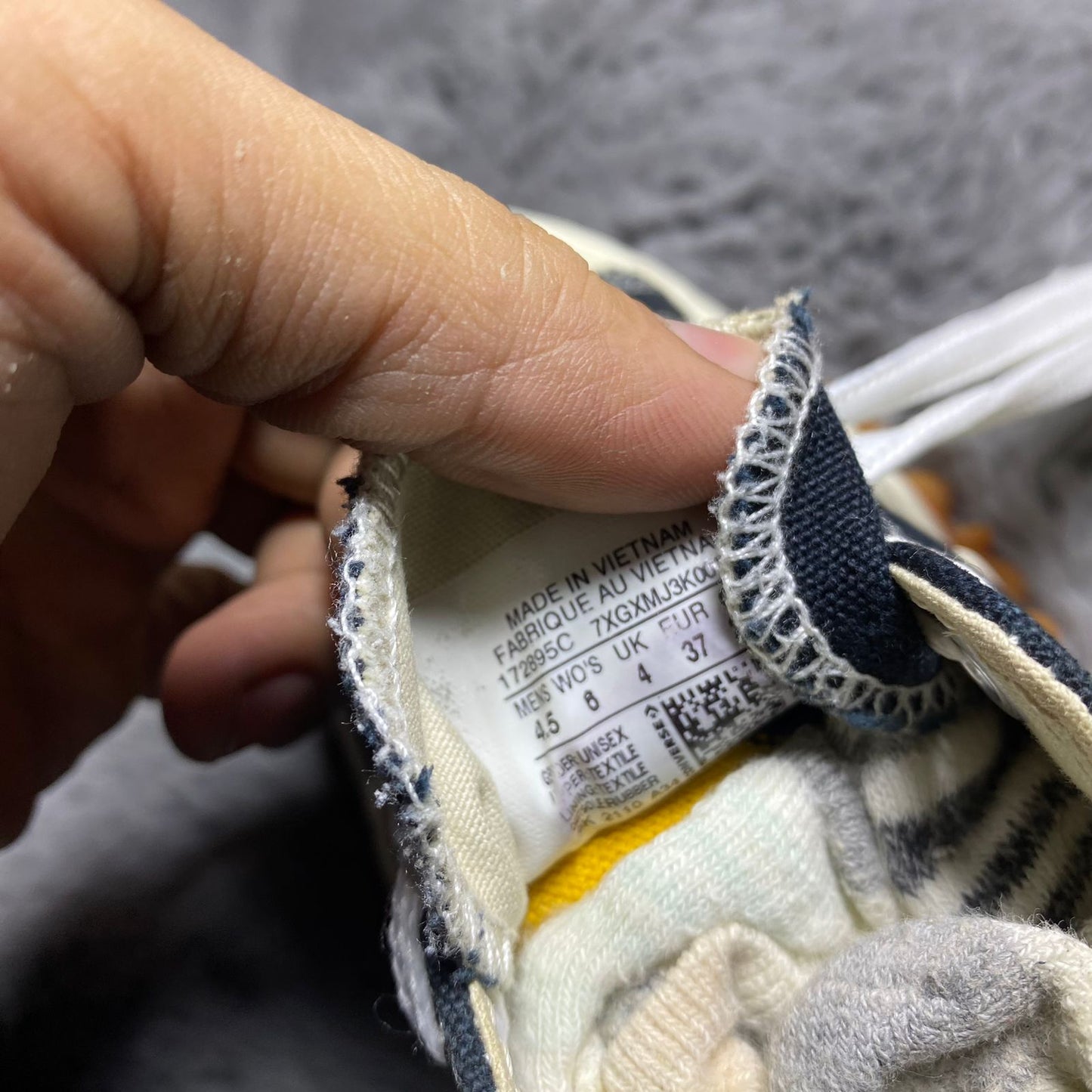 Converse ( Size 37 / 4.5 )