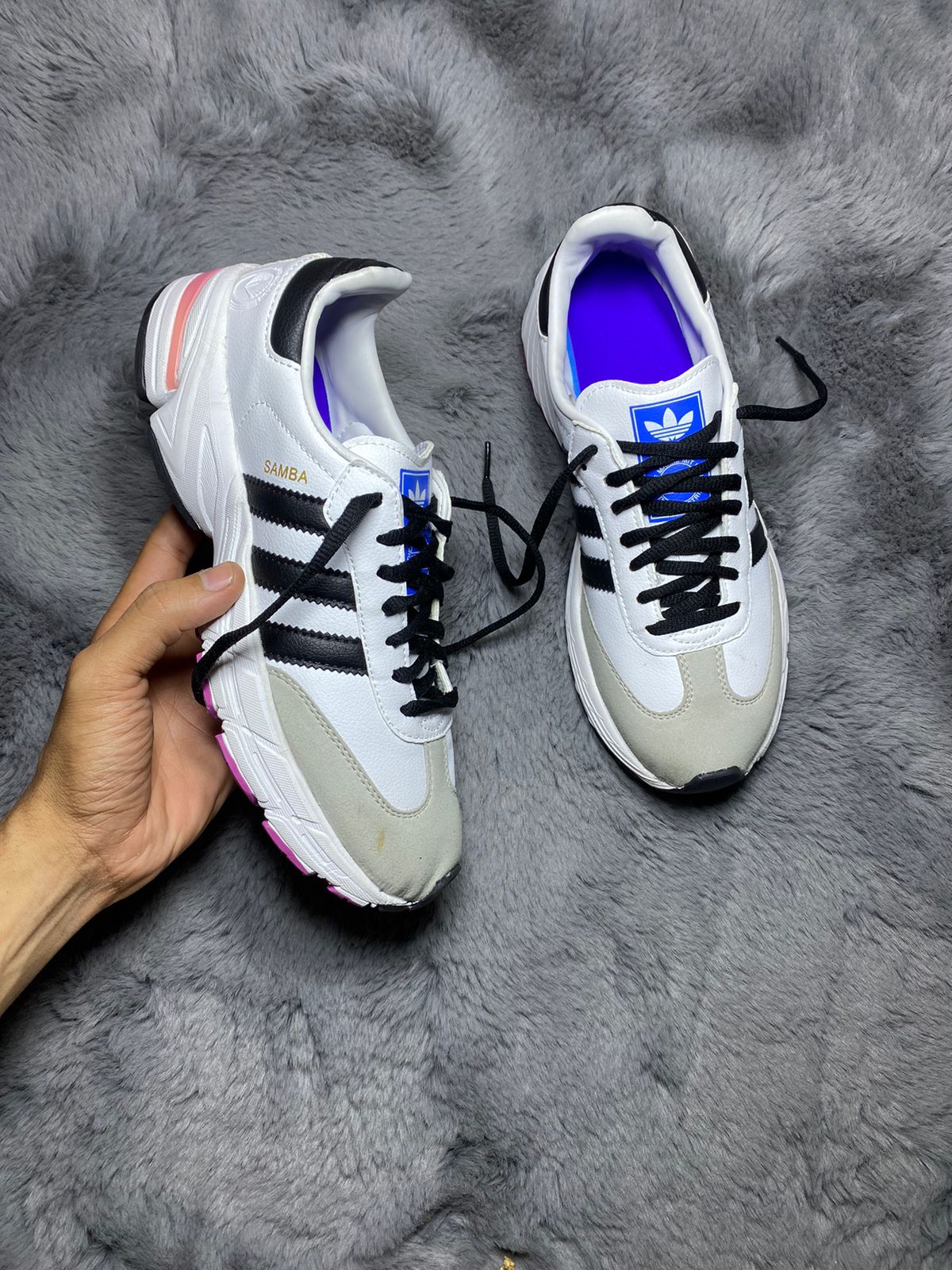 ADI-DAS ( Size 41 / 7.5 )