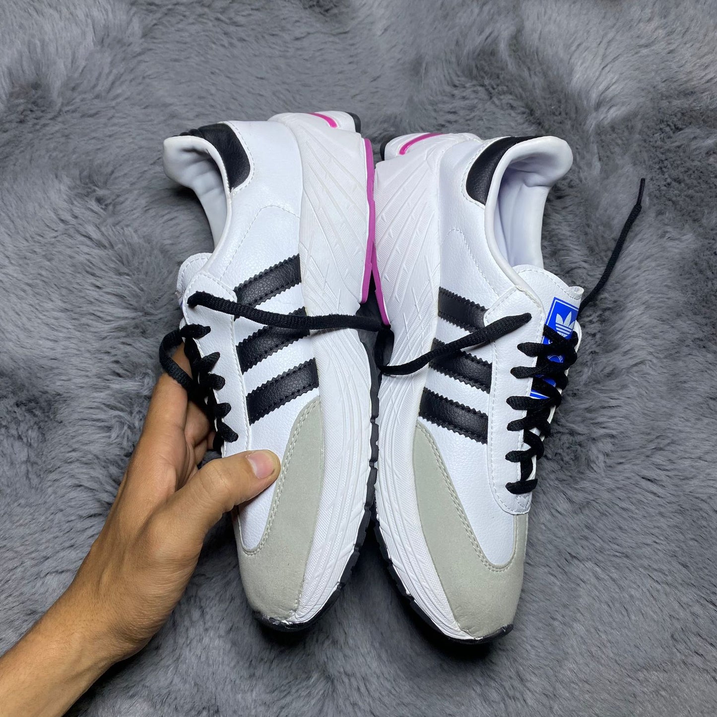 ADI-DAS ( Size 41 / 7.5 )