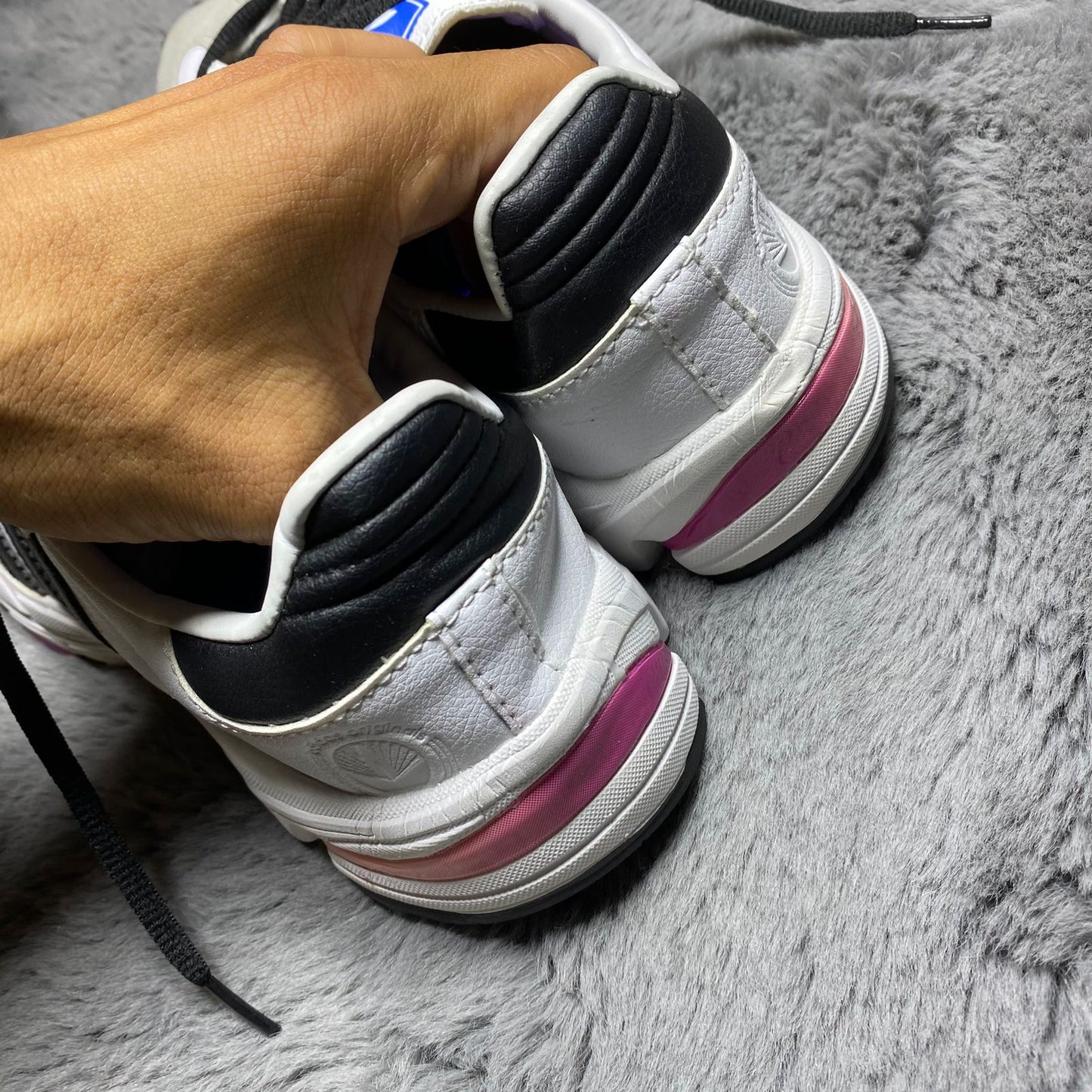 ADI-DAS ( Size 41 / 7.5 )