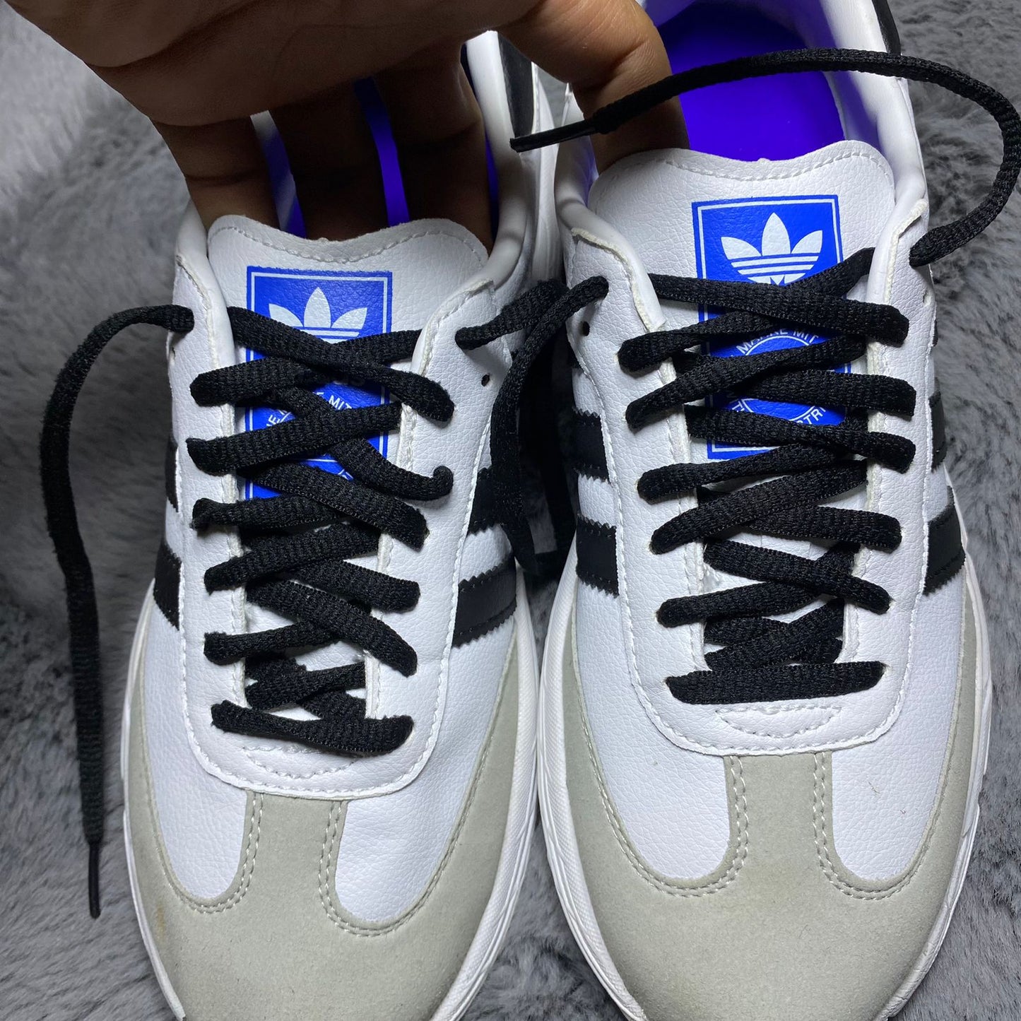 ADI-DAS ( Size 41 / 7.5 )