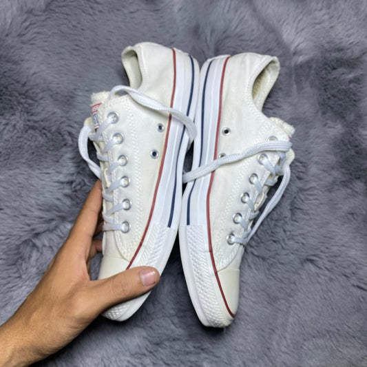 Converse ( Size 41.5 / 8 )