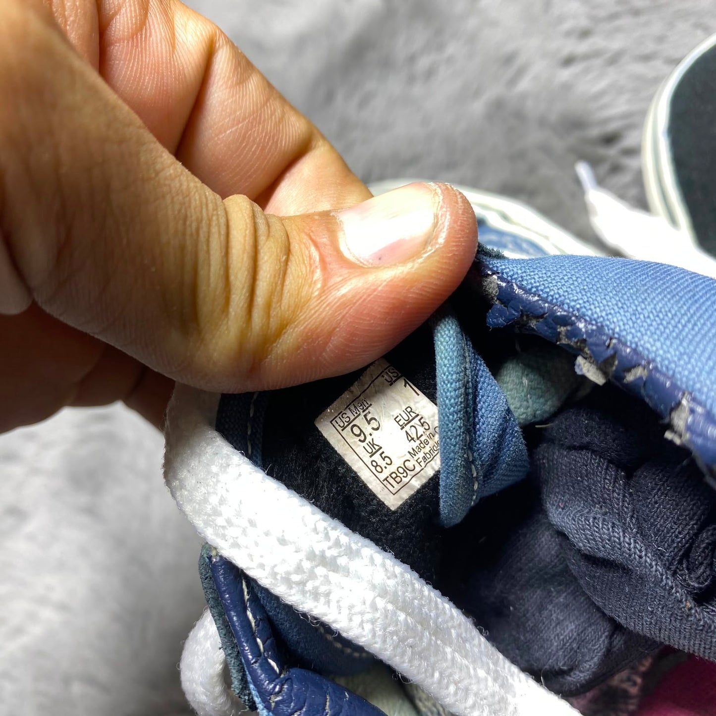 VANS ( Size 42.5-43 /  8.5 )