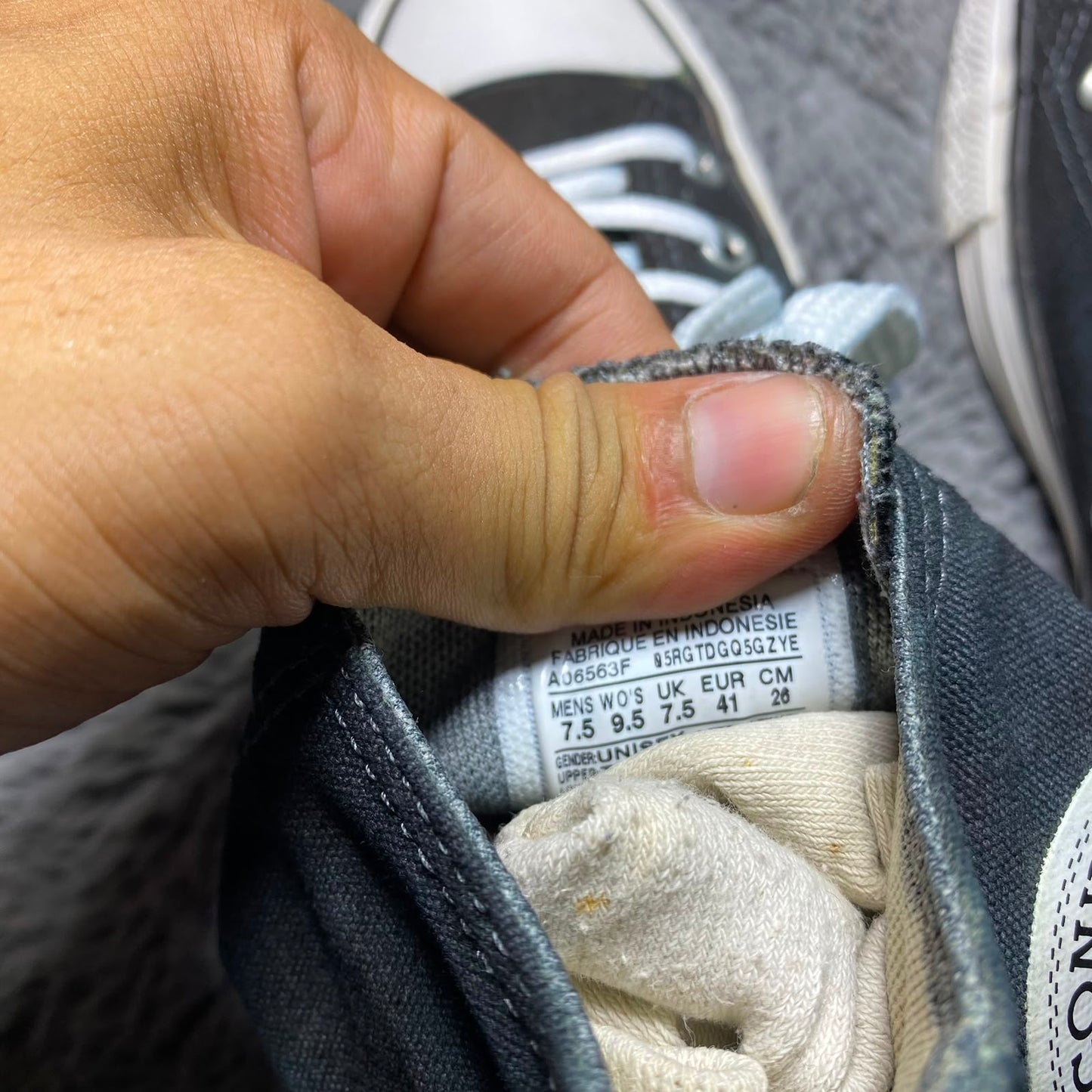 Converse ( Size 41 / 7.5 )