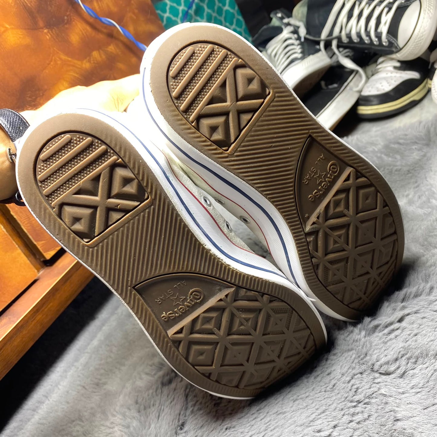 Converse ( Size 42 / 8.5 )
