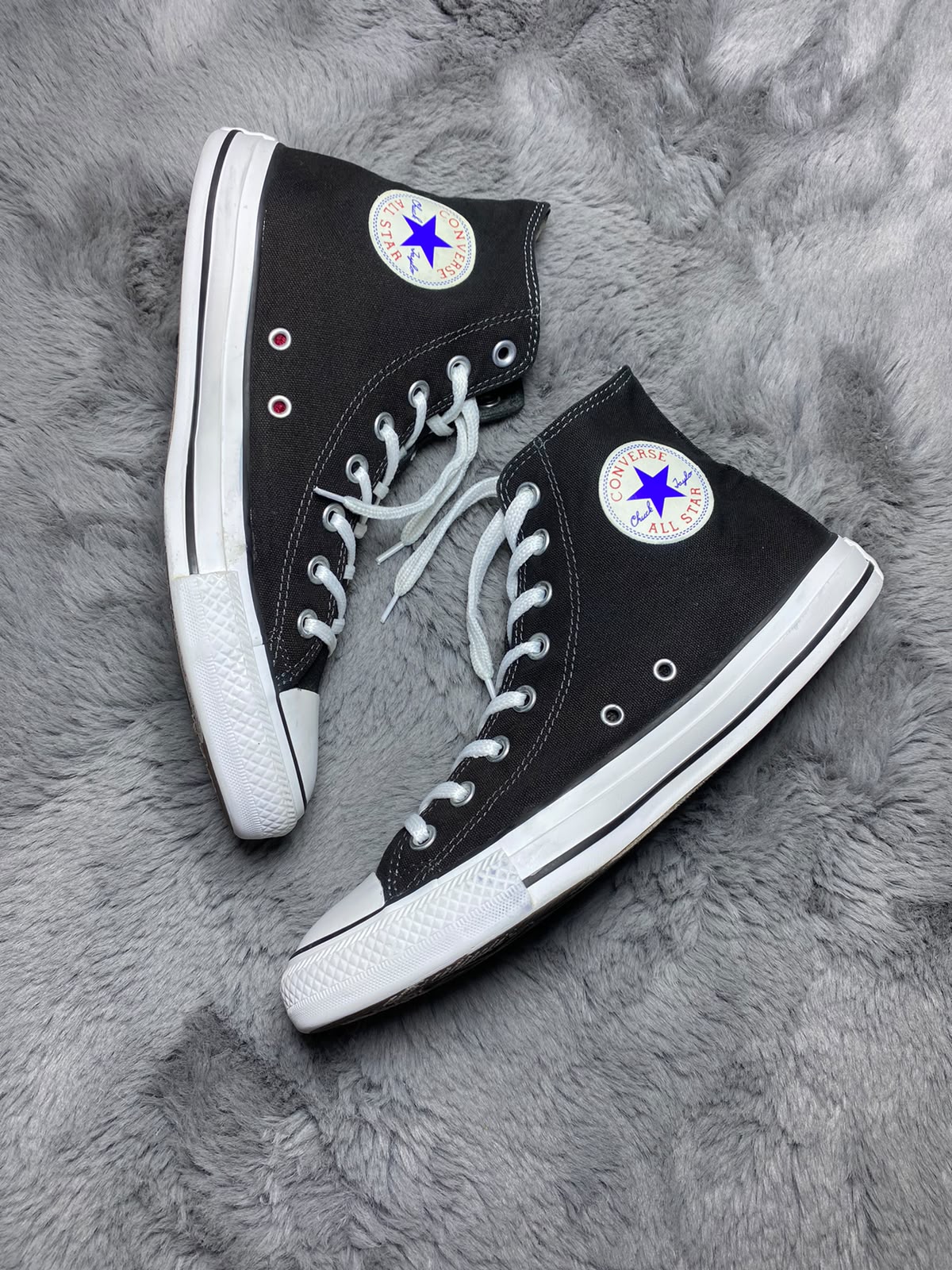 Converse ( Size 42 / 8.5 )