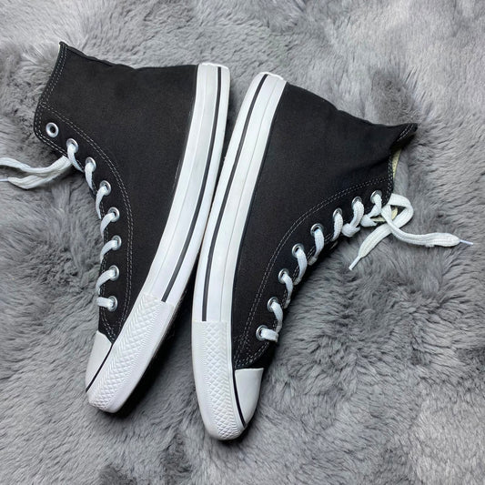 Converse ( Size 42 / 8.5 )