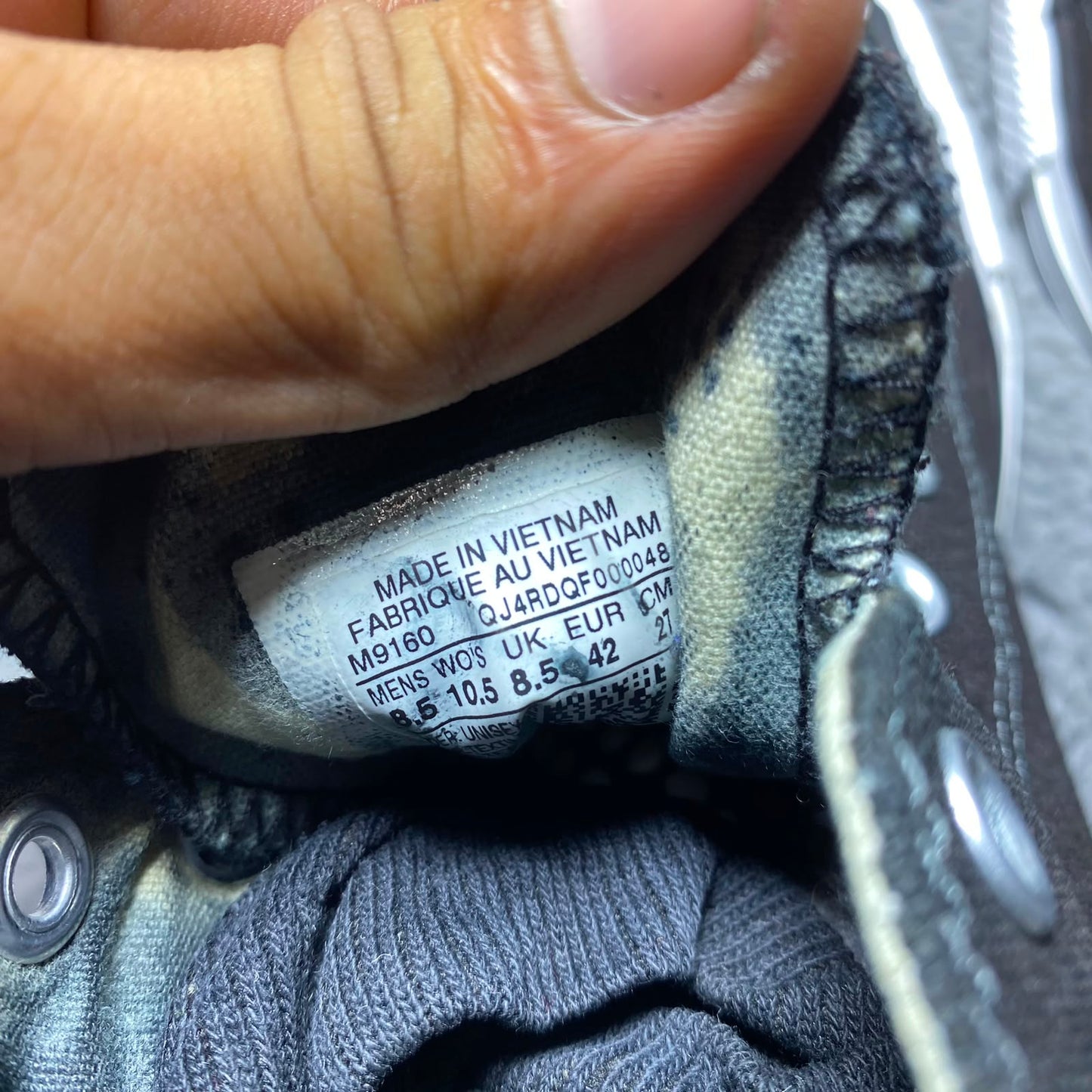 Converse ( Size 42 / 8.5 )