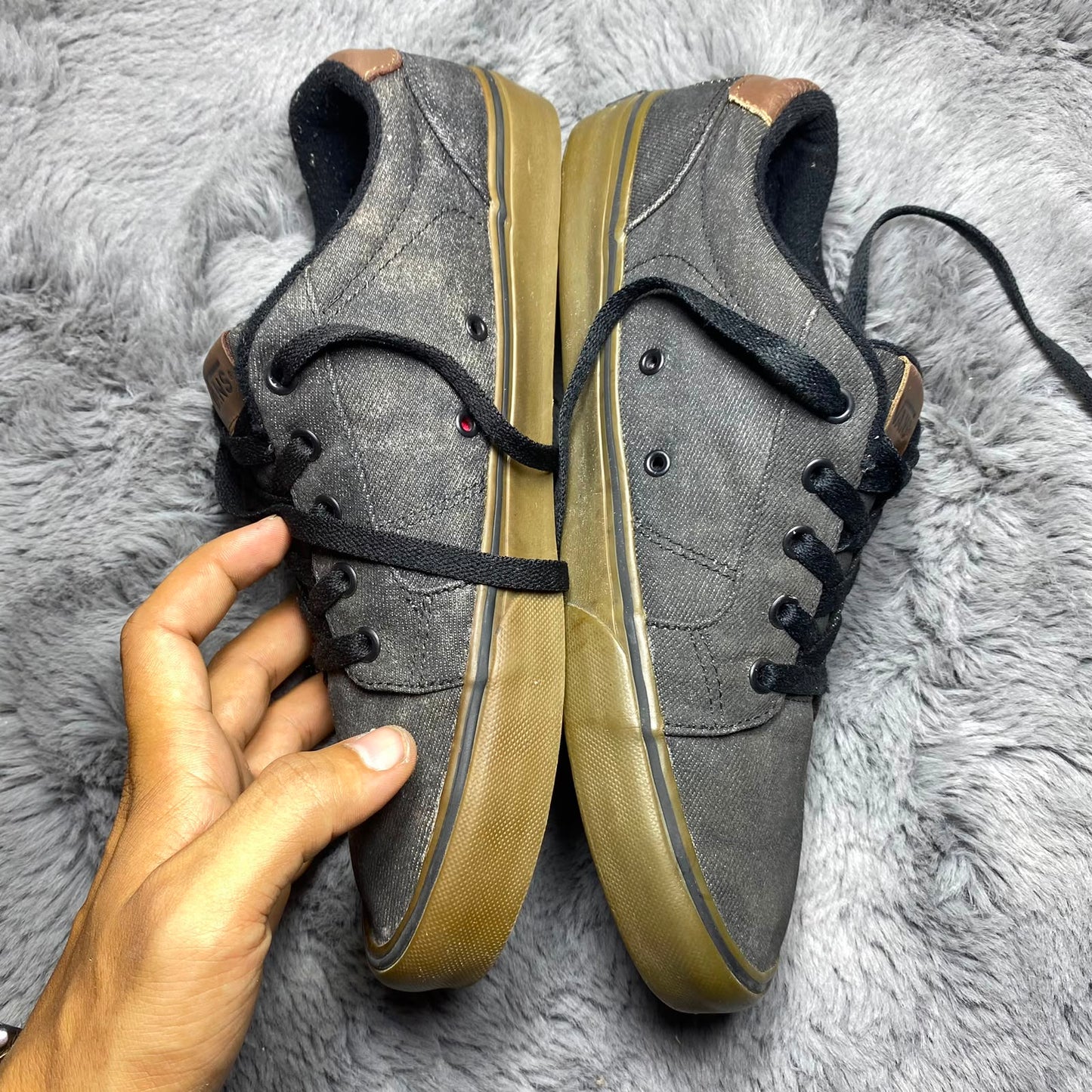 VANS ( Size 42.5-43 /  8.5 )