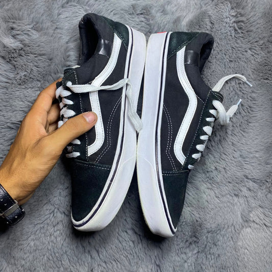 VANS ( Size 42.5-43 /  8.5 )