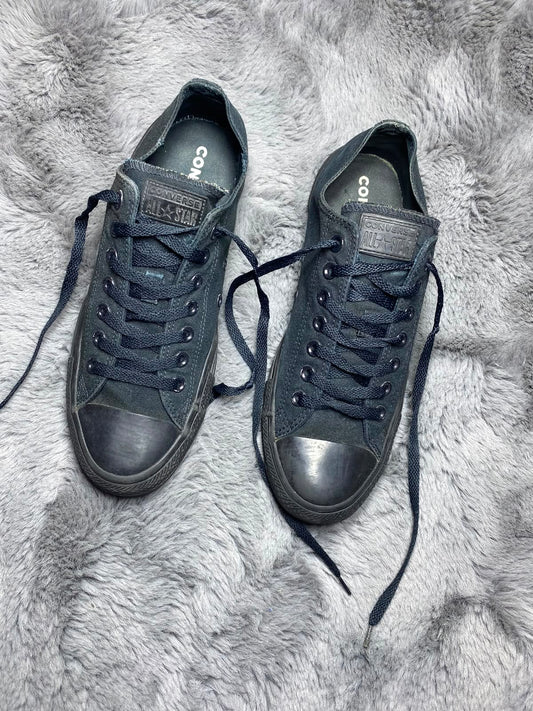 Converse ( Size 42.5 -43 / 8.5 - 9 )