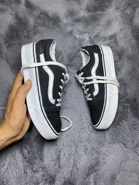 VANS ( Size 40 / 6.5 )