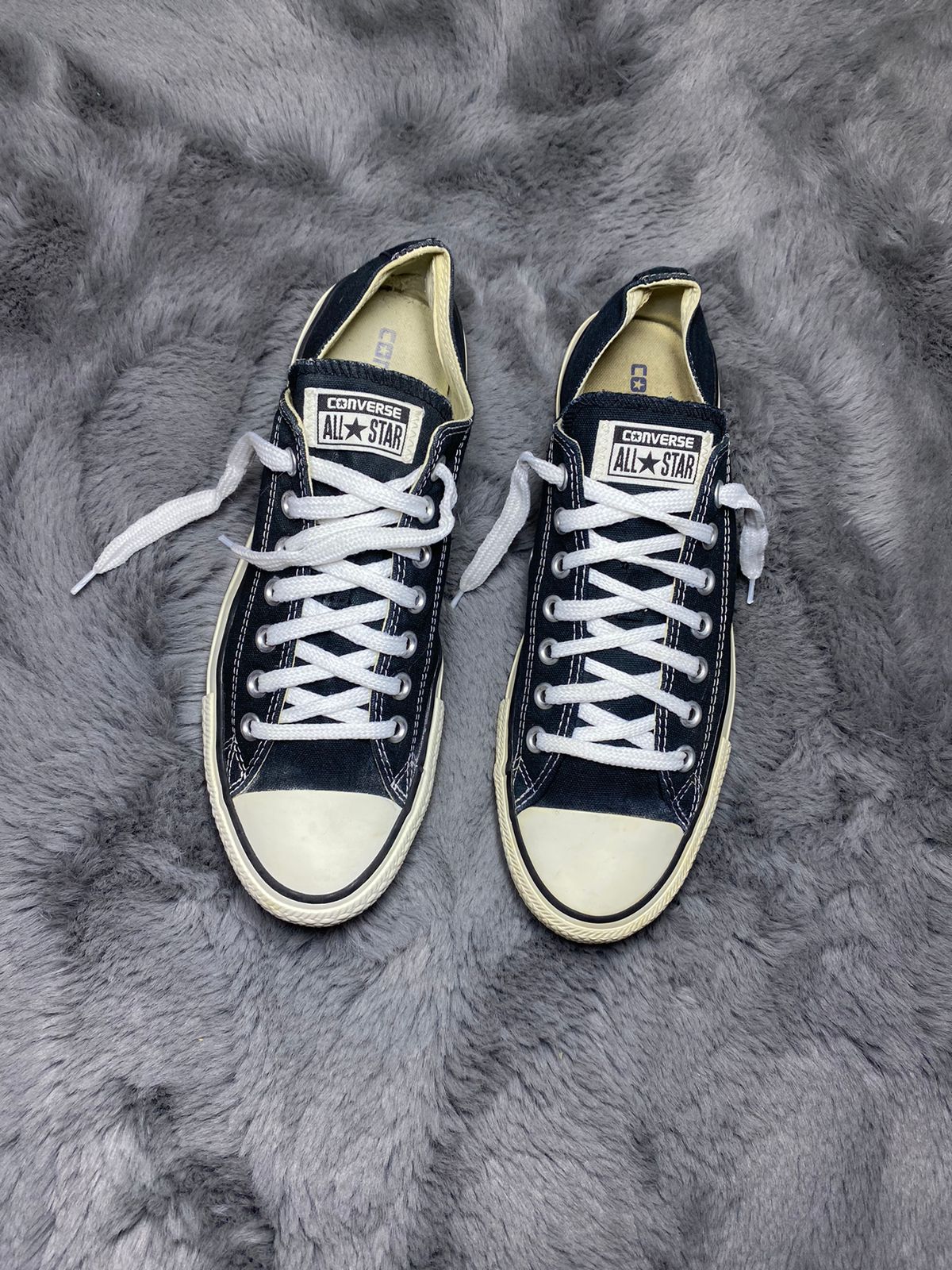 Converse ( Size 42.5 -43 / 8.5 - 9 )