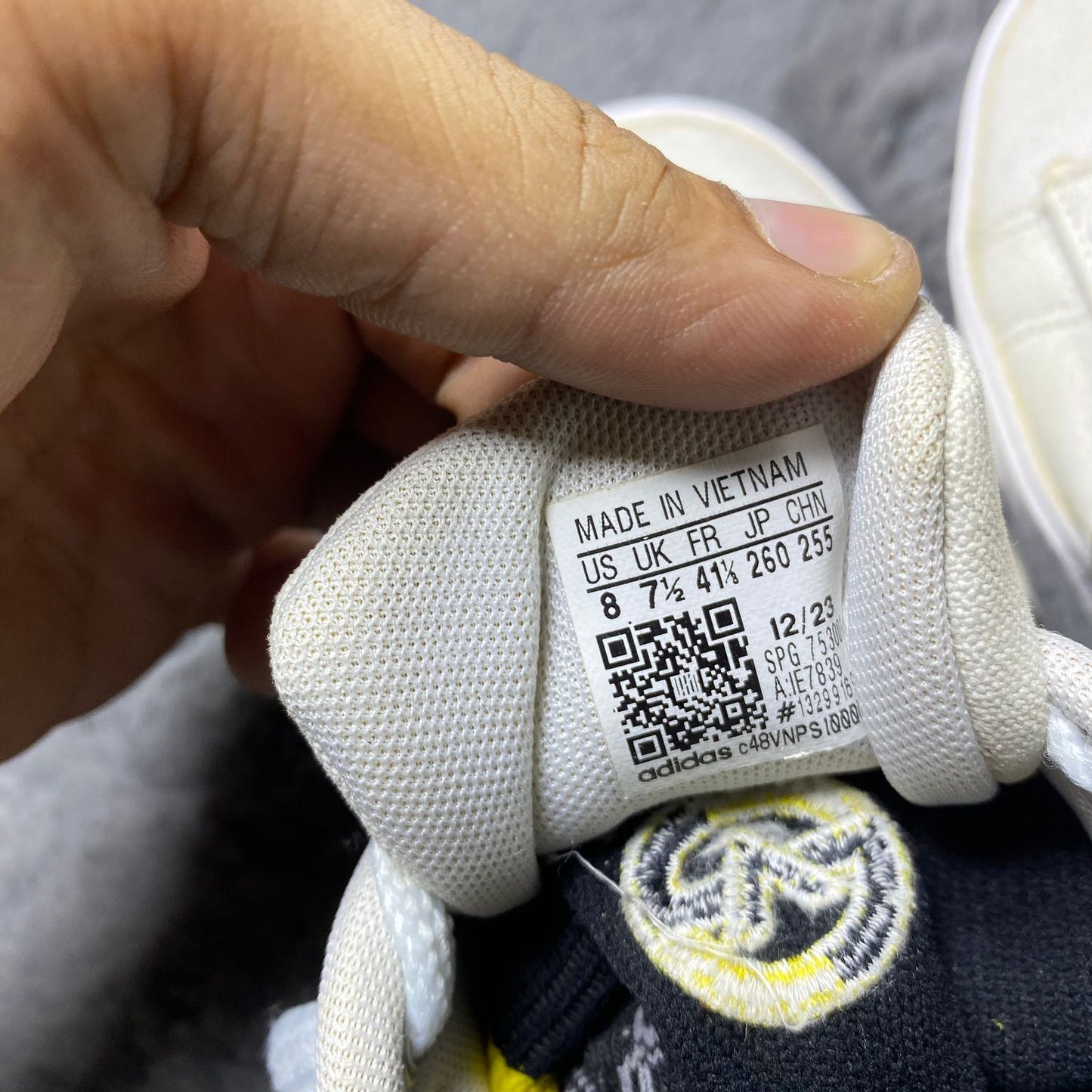 AD!DAS ( Size 41 / 7.5 )