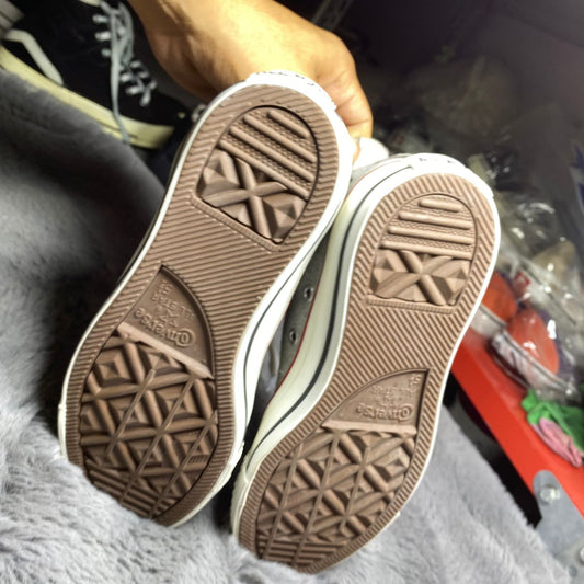 Converse ( Size 38 / 5.5 )