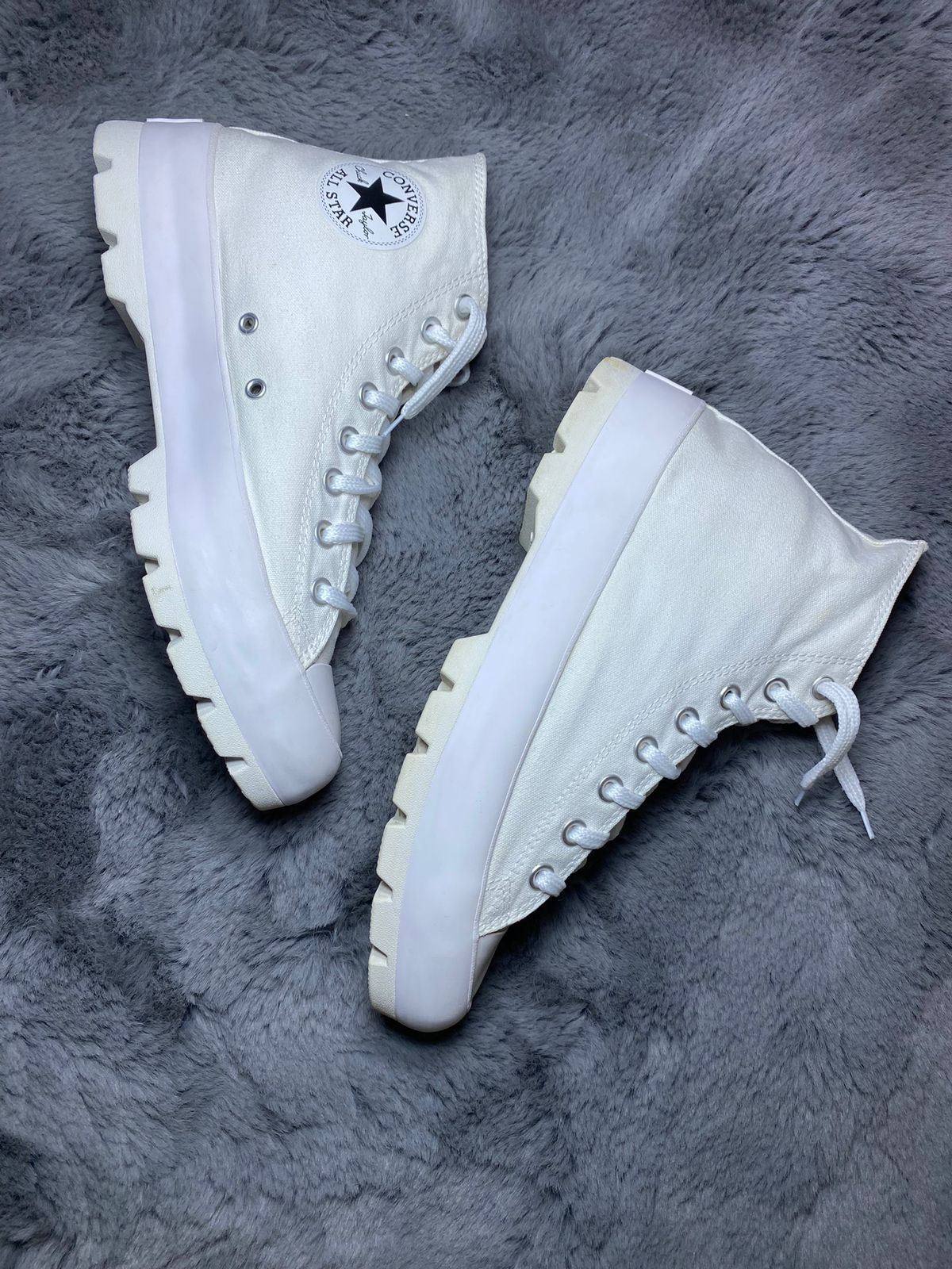 Converse ( Size 42.5 -43 / 8.5 - 9 )