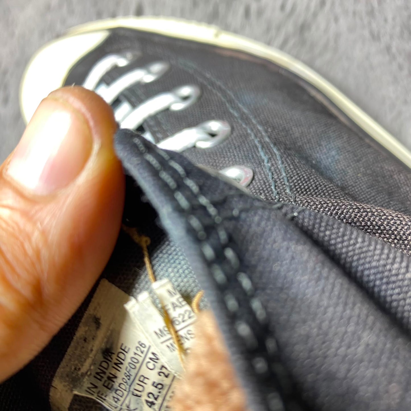 Converse ( Size 42.5 -43 / 8.5 - 9 )