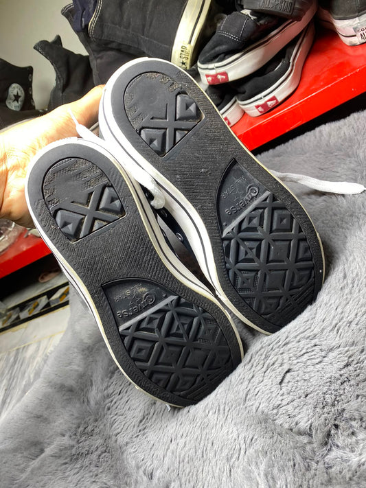 Converse ( Size 41 / 7.5 )