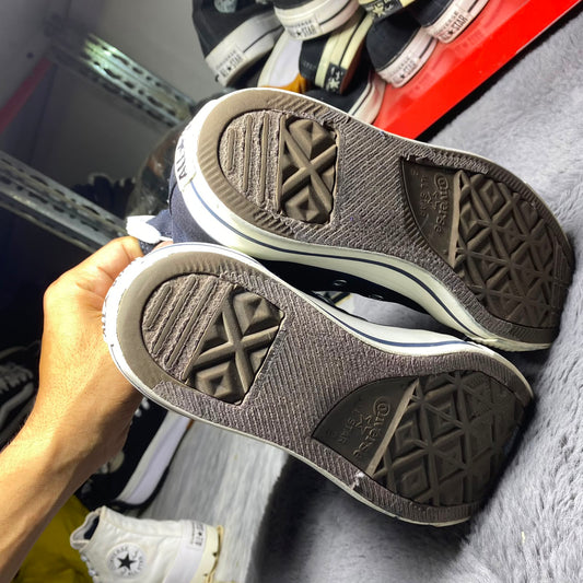 Converse ( Size 42.5 -43 / 8.5 - 9 )