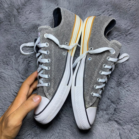 Converse ( Size 42.5 -43 / 8.5 - 9 )