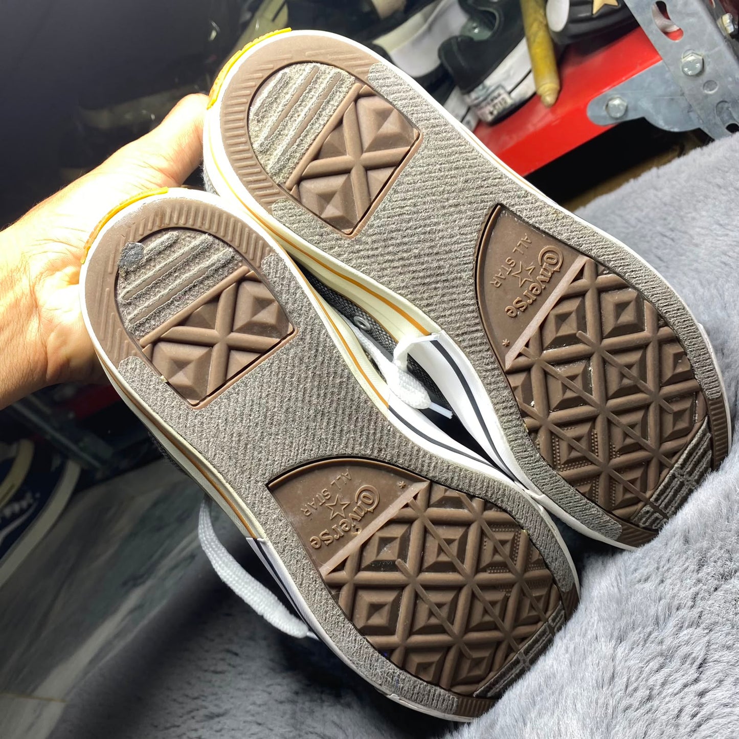 Converse ( Size 42.5 -43 / 8.5 - 9 )