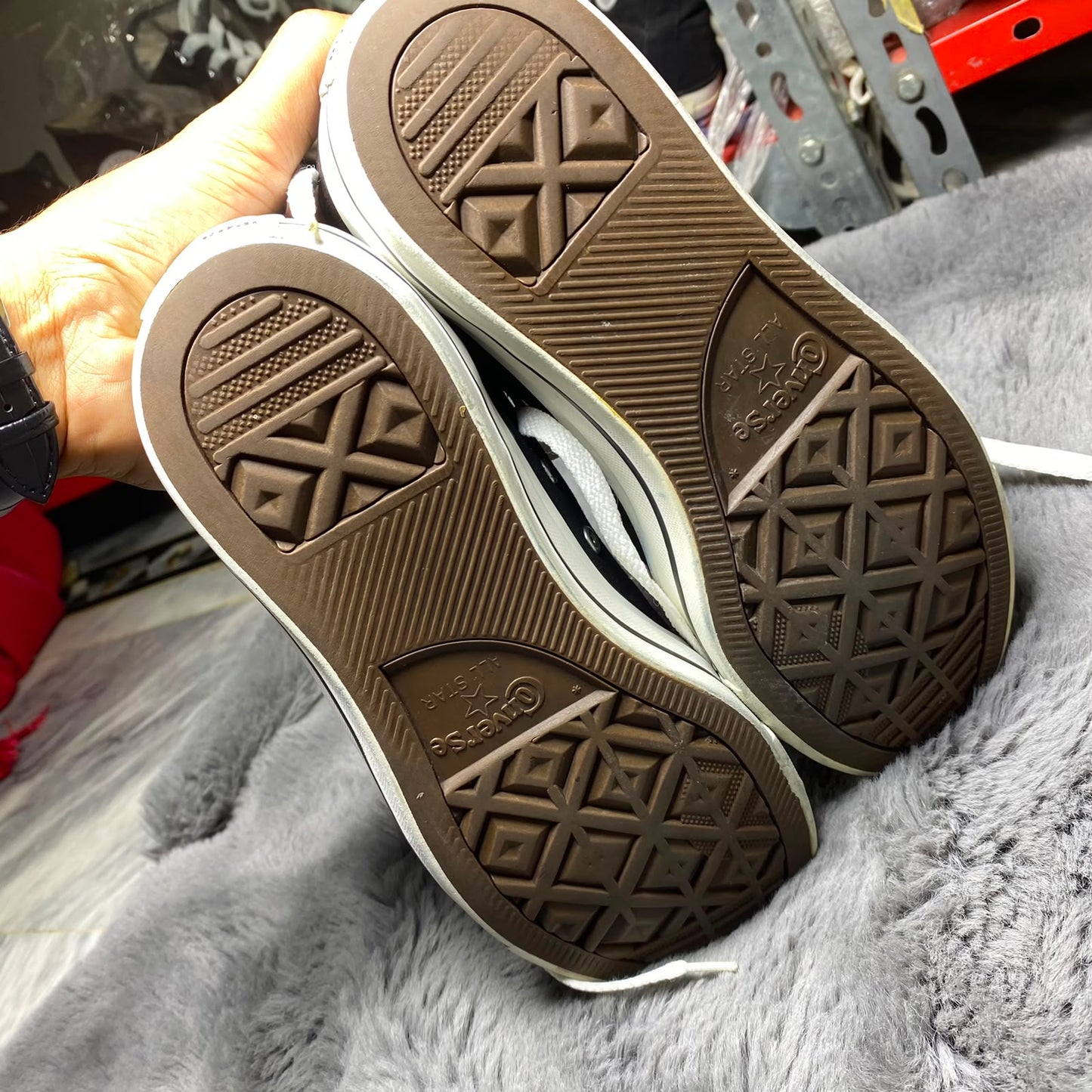 Converse ( Size 42 / 8.5 )
