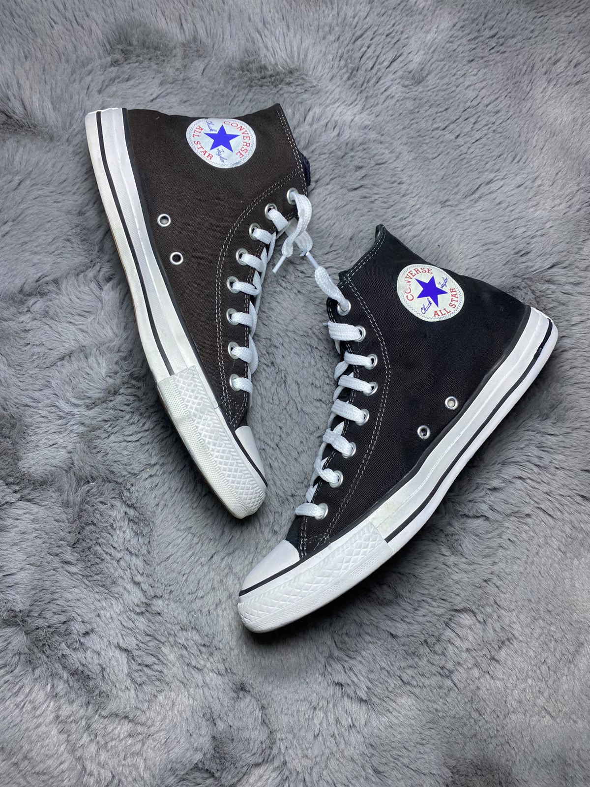 Converse ( Size 42.5 -43 / 8.5 - 9 )