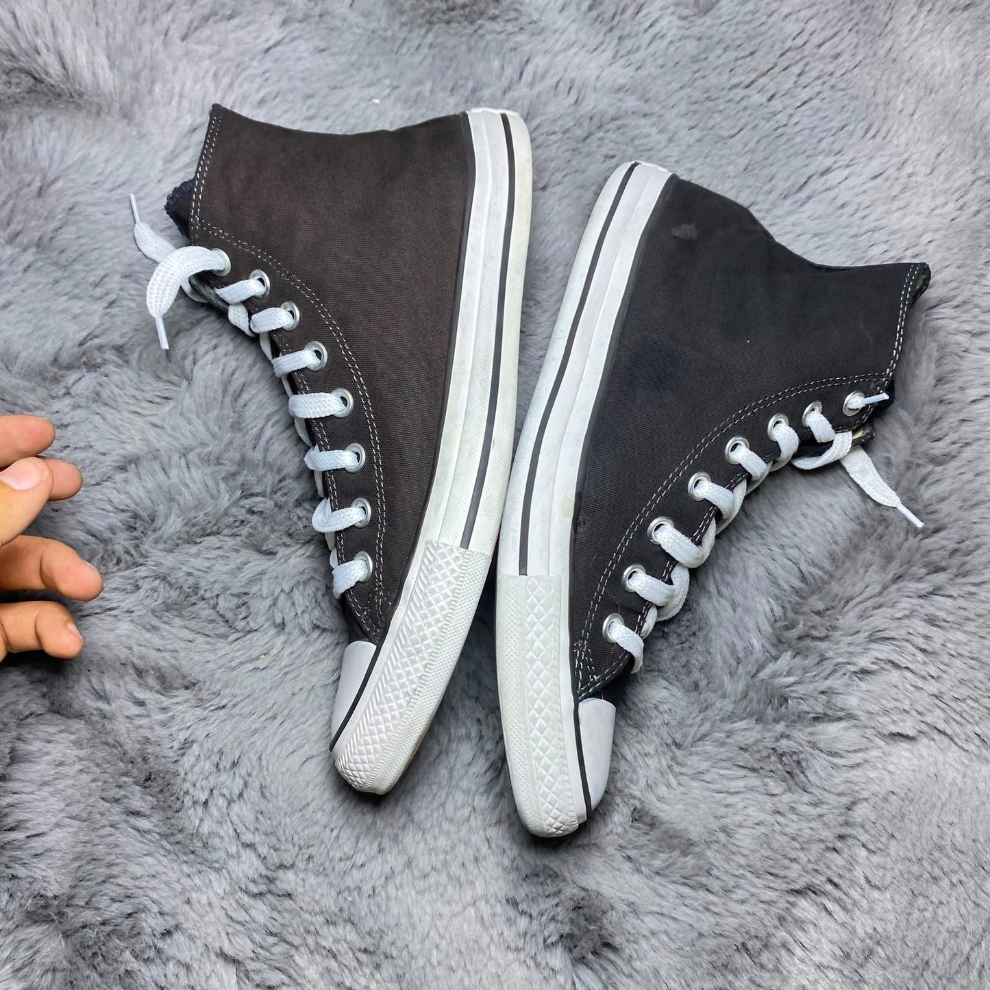 Converse ( Size 42.5 -43 / 8.5 - 9 )