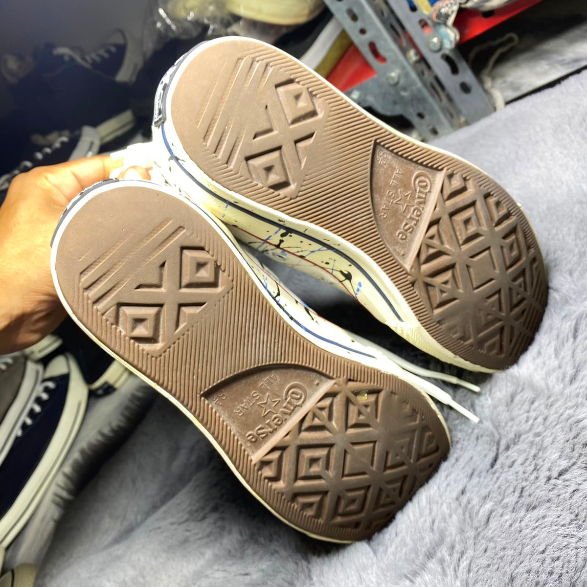 Converse ( Size 42 / 8.5 )