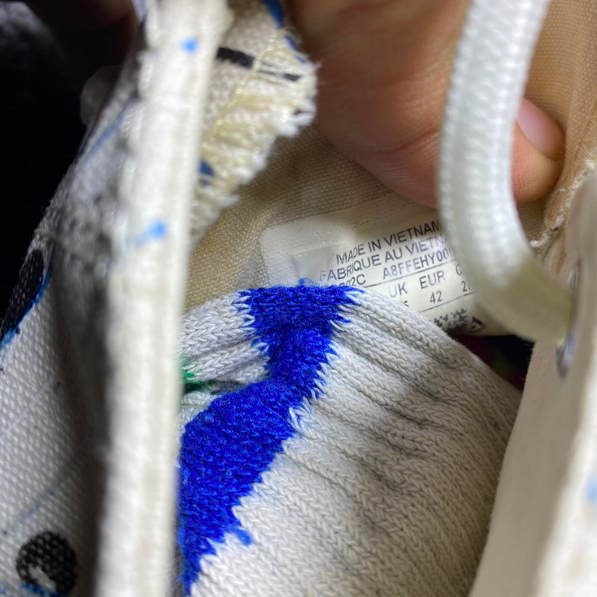 Converse ( Size 42 / 8.5 )