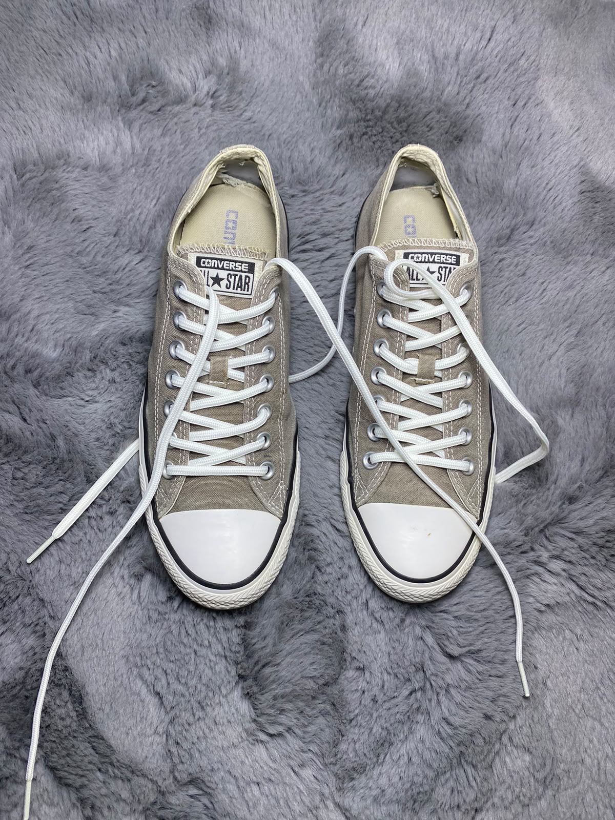 Converse ( Size 42 / 8.5 )