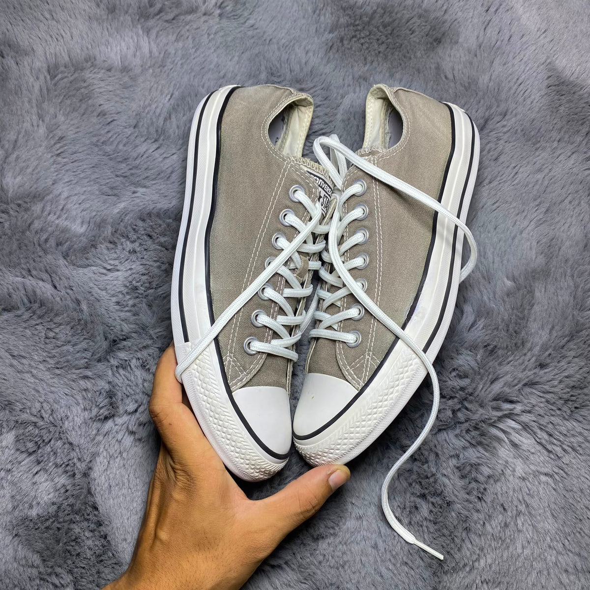 Converse ( Size 42 / 8.5 )
