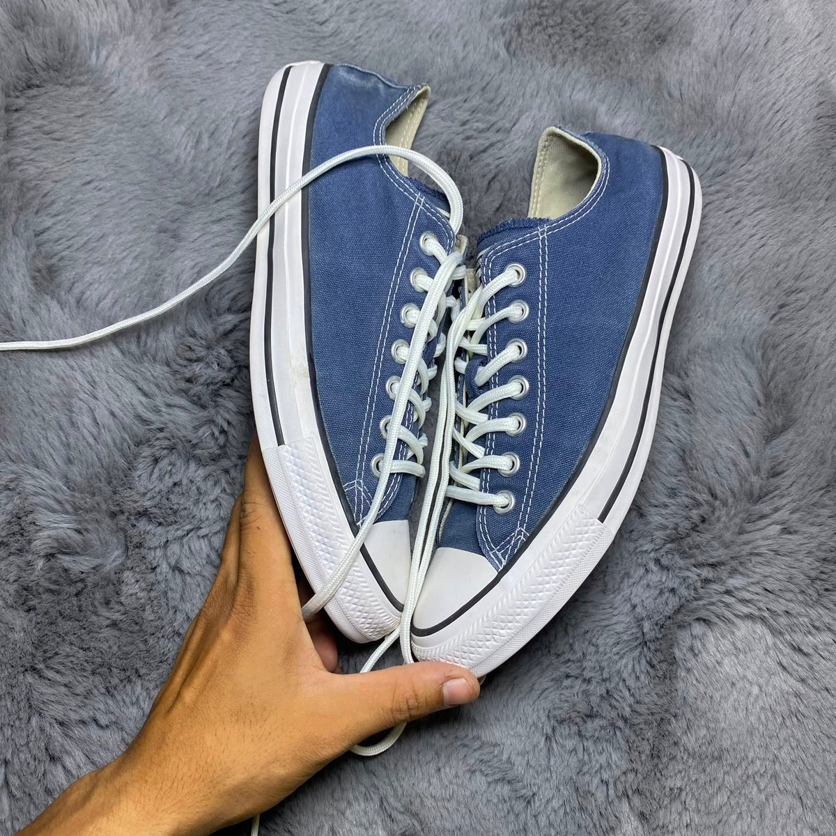 Converse ( Size 42 / 8.5 )