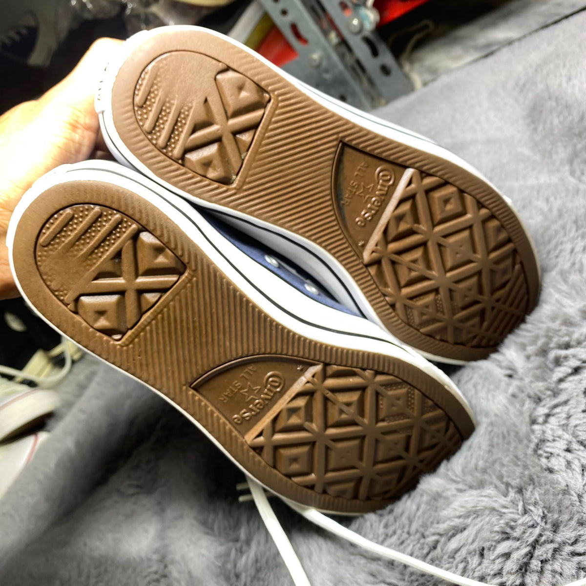 Converse ( Size 41 / 7.5 )