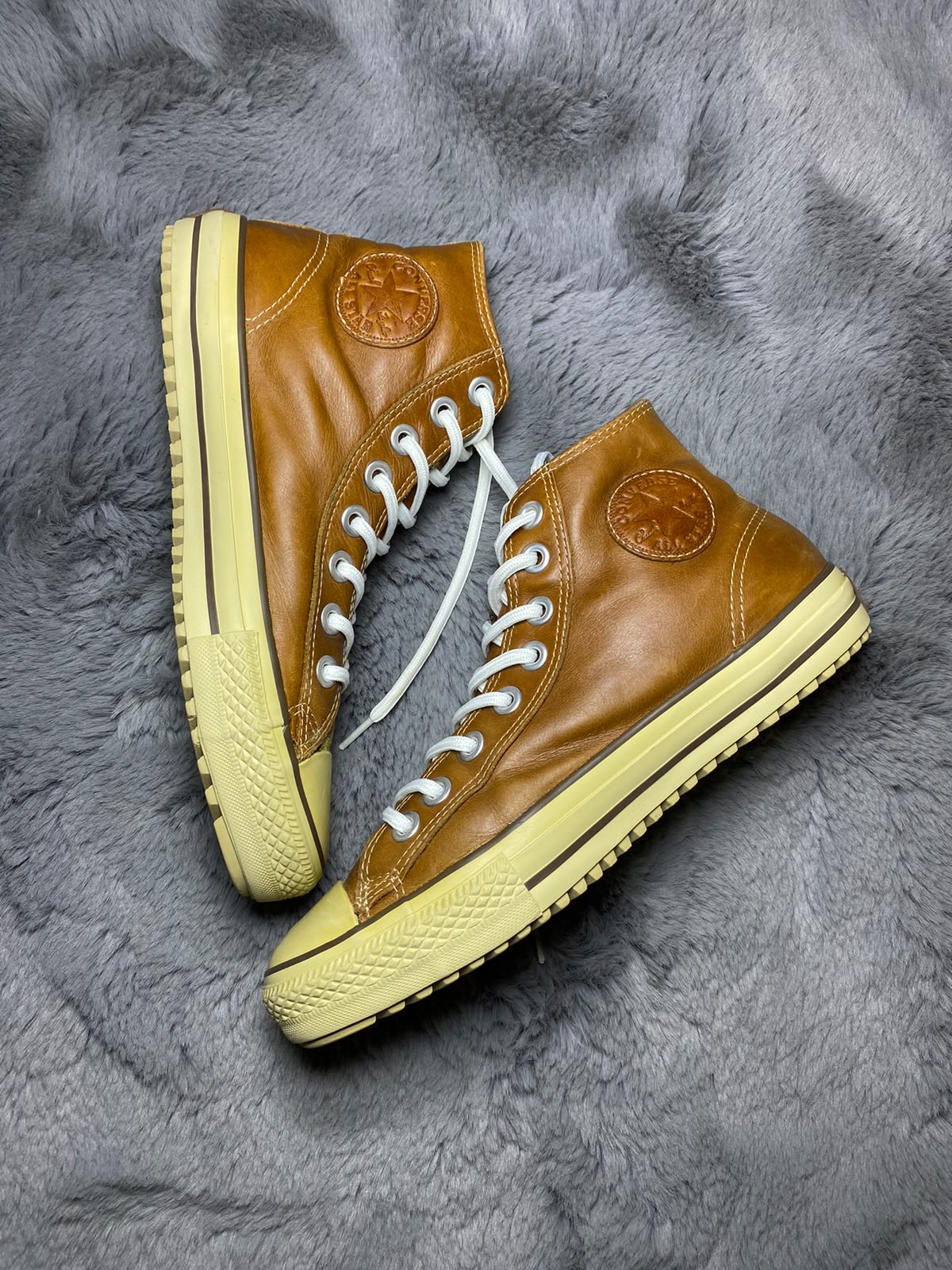 Converse ( Size 42.5 -43 / 8.5 - 9 )
