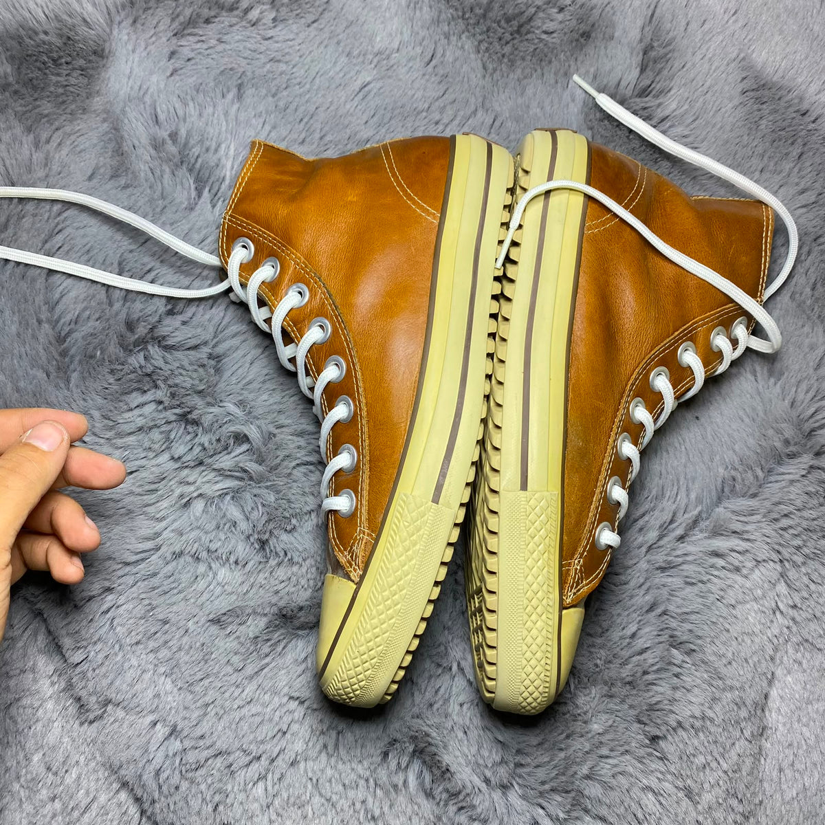 Converse ( Size 42.5 -43 / 8.5 - 9 )