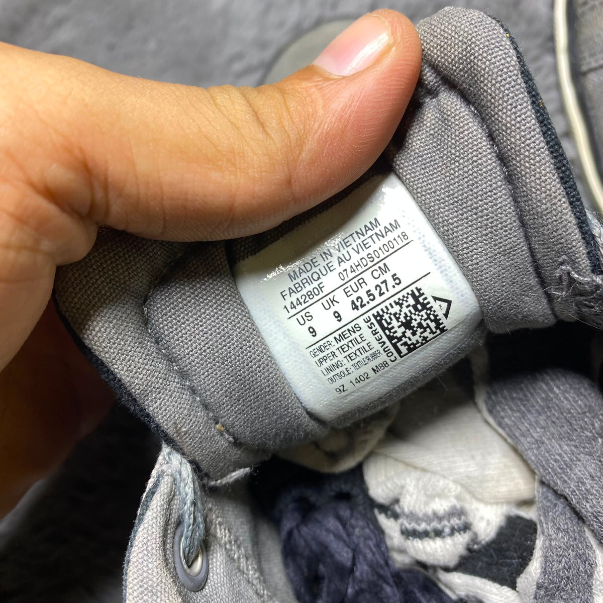 Converse ( Size 42.5 -43 / 8.5 - 9 )