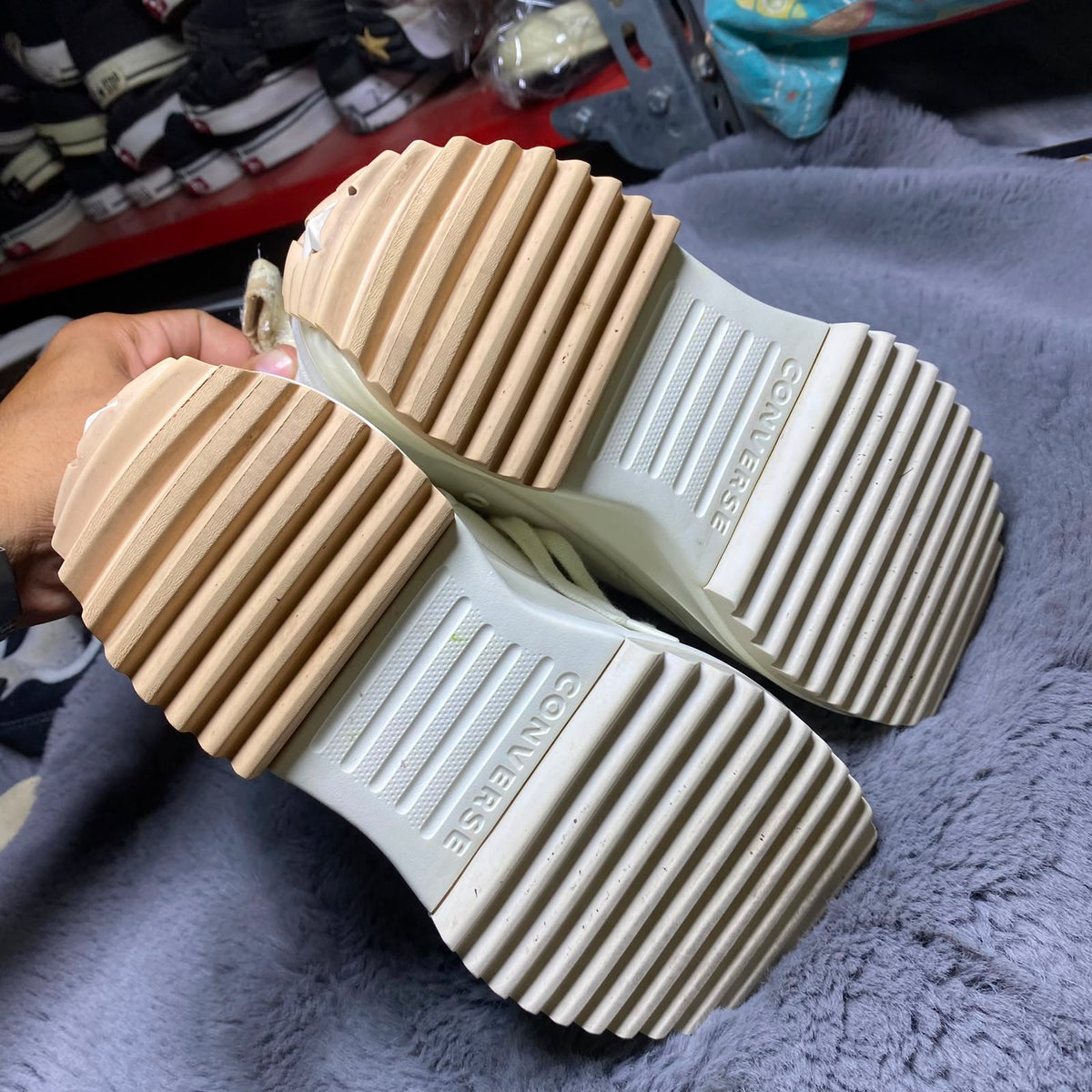 Converse ( Size 38.5-39 / 5.5-6 )