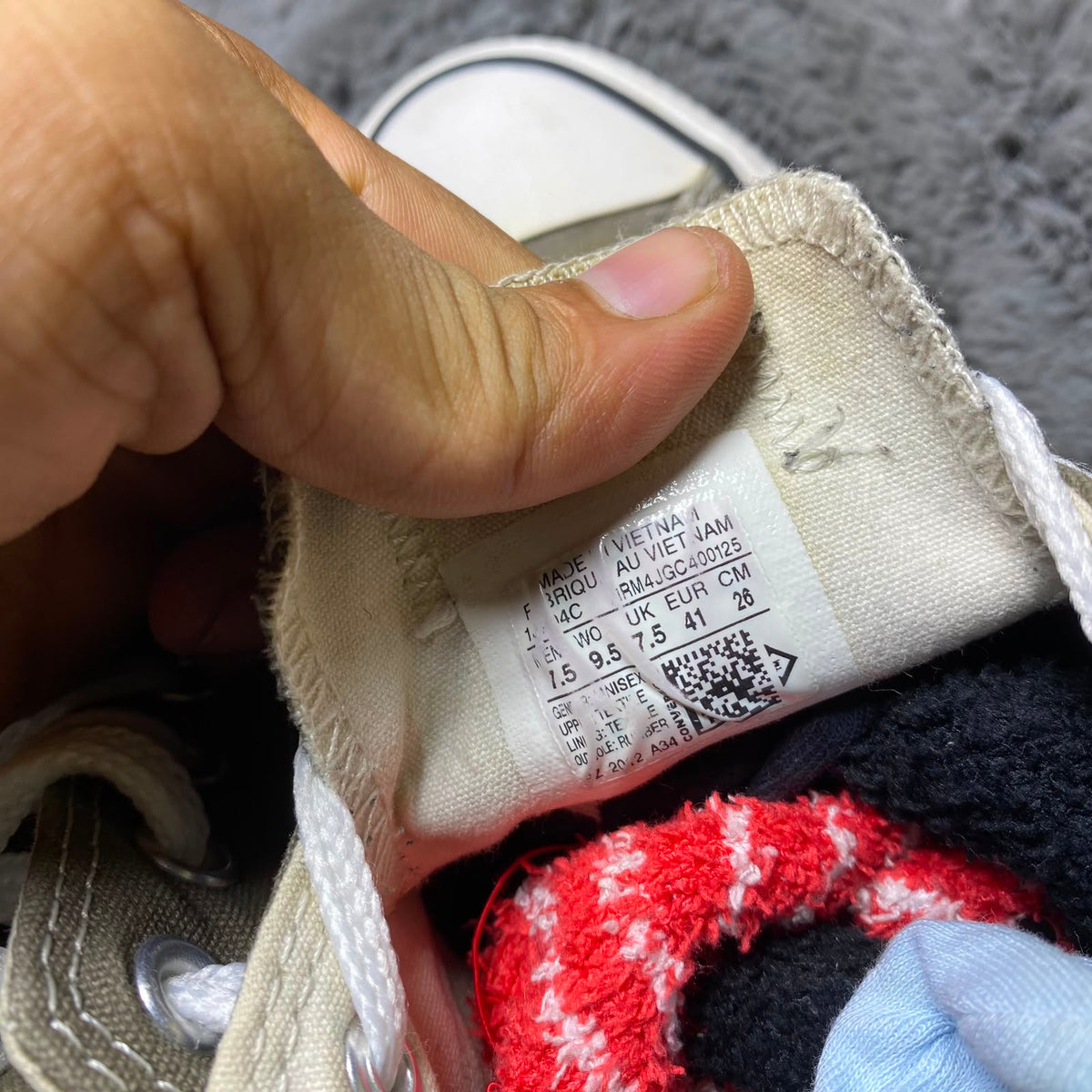 Converse ( Size 41 / 7.5 )