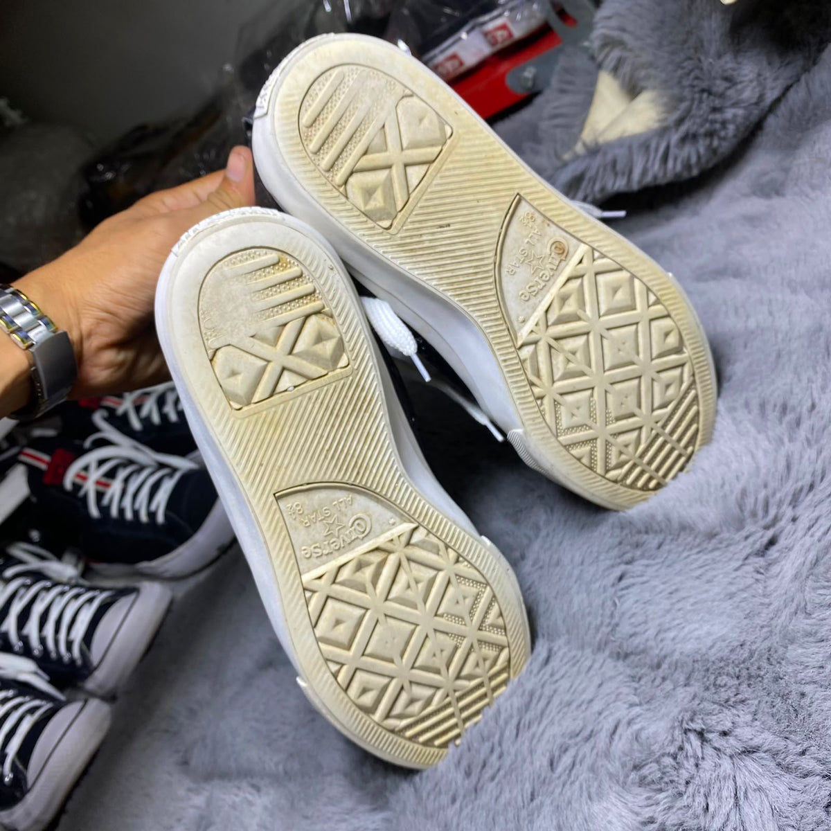 Converse ( Size 42 / 8.5 )