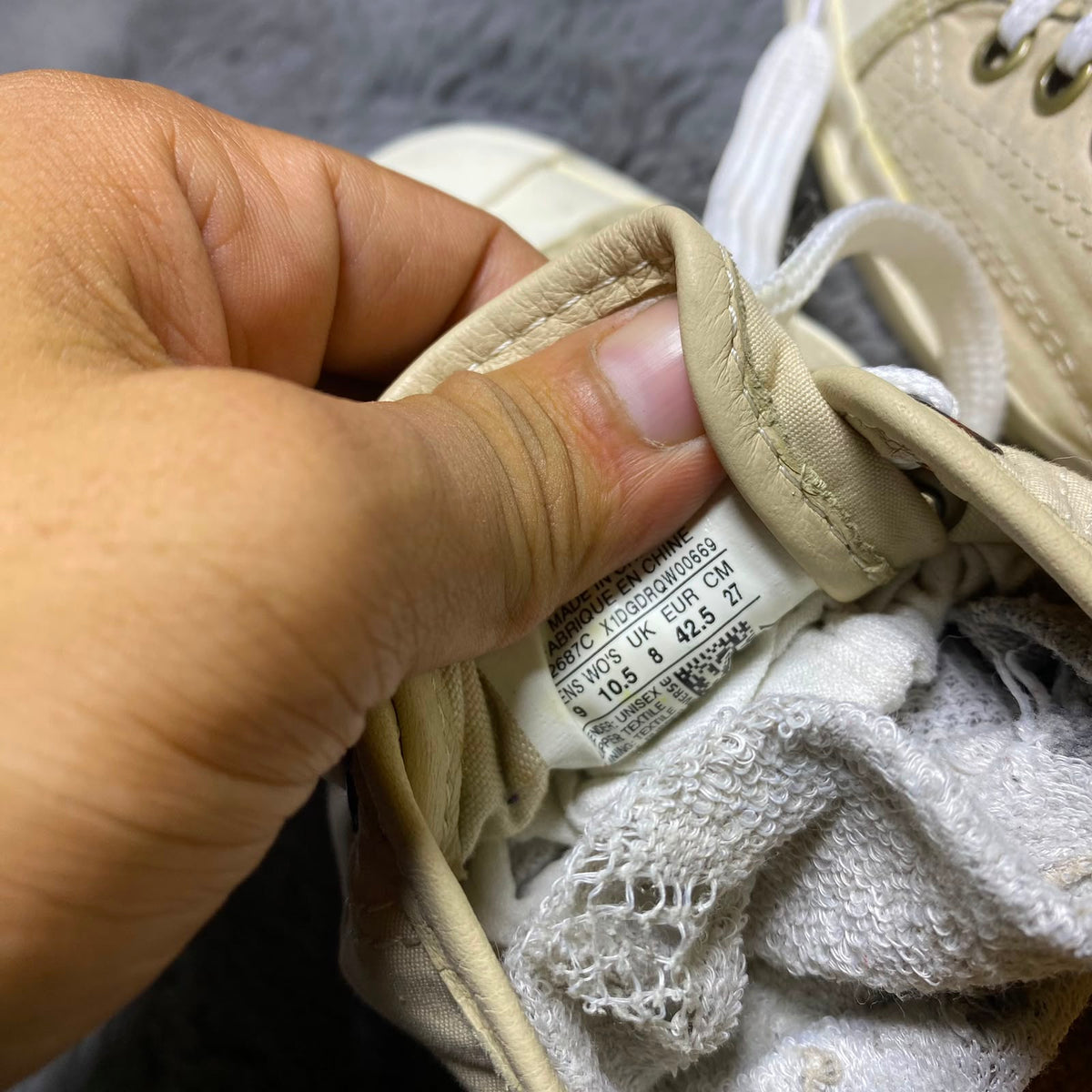 Converse ( Size 42.5 -43 / 8.5 - 9 )