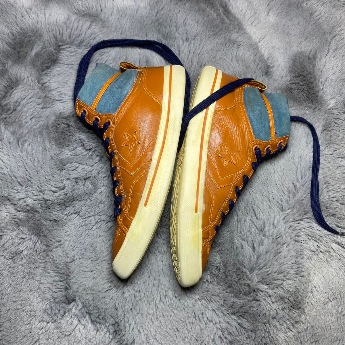 Converse ( Size 42 / 8.5 )