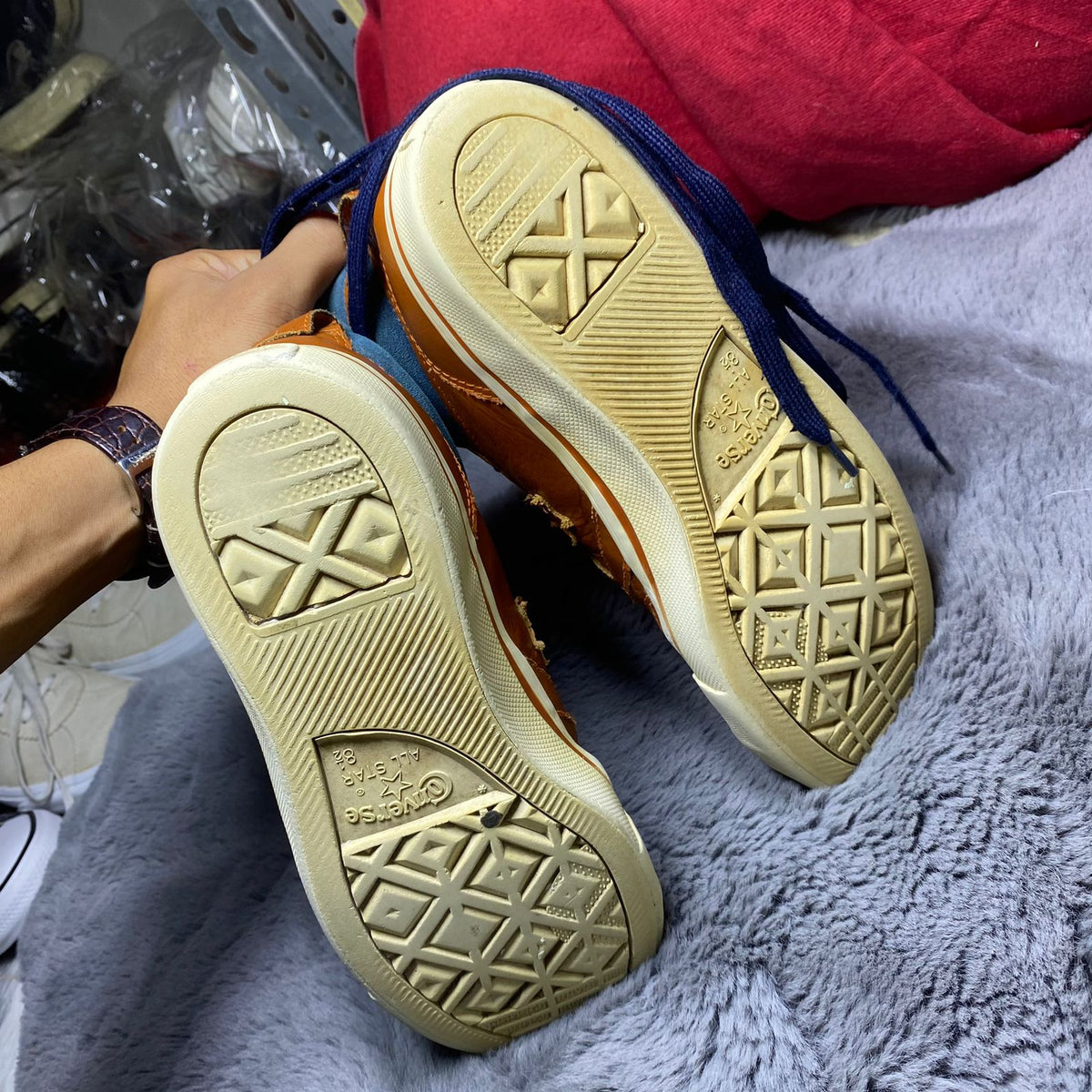 Converse ( Size 42 / 8.5 )